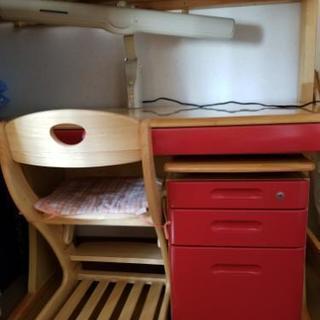 決まりました》学習机(椅子、デスクマット、電気スタンド付き)