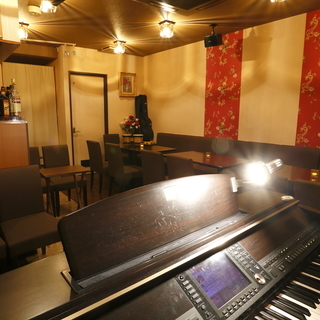 目黒駅近くピアノバーCozyはホールスタッフを募集してます