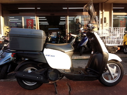 NO.2362　ニュースギヤ（ＧＥＡＲ）　４サイクル ＦＩ車　ビジネススクーター　前カゴ＆リヤボックス＆シールド　☆彡