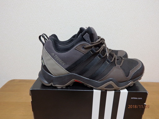 アディダスのトレッキングシューズ（新品同様）です