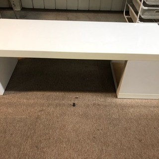 白いIKEAのテーブル