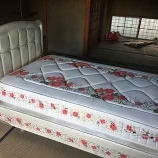 昭和レトロな花柄シングルベッド