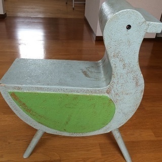 鳥の形の椅子、または台