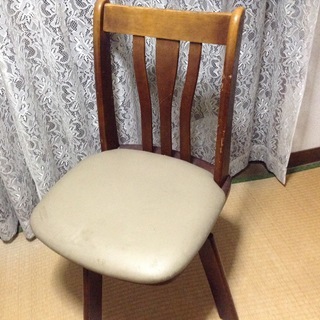 ダイニングテーブルと、椅子３脚セット