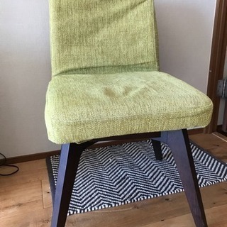 グリーンの回転する椅子