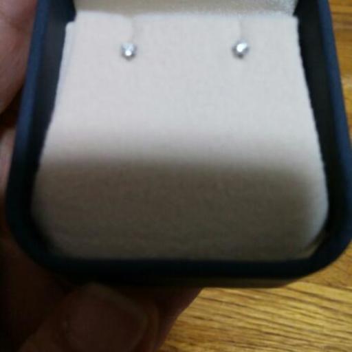 ダイアモンド一粒ピアス