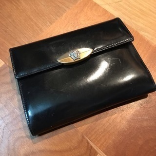 ジャンニヴェルサーチGIANNI VERSACE革製二つ折り財布黒
