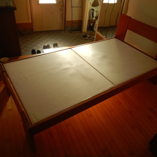 ニトリで購入したシングルベッド（1000円です）