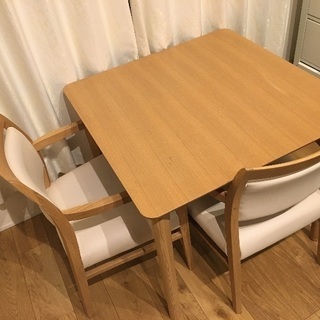 テーブルと椅子二脚