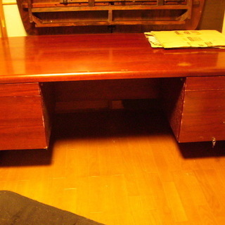 古い木製の大きく重たい机とチェアー　昭和レトロ