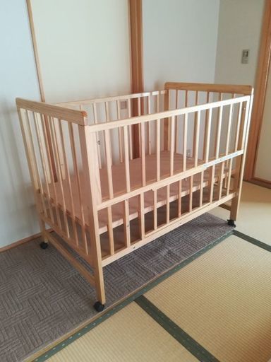 ベビーベッド　ドーナツ型クッション付き