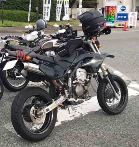 Dトラッカー（キャブ）タンクパック・ヘルメット付き