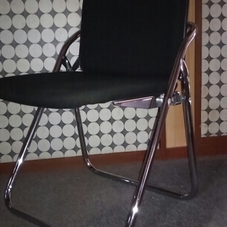良品パイプ椅子（座面は黒の布地です）一脚