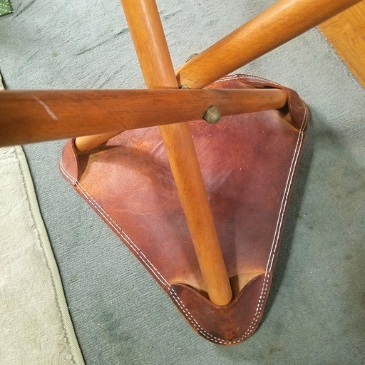 引取先決定革製 アメリカンな椅子 ハンティングチェア 三角スツール (nmtr15) 杉並の椅子《チェア 》の中古あげます・譲ります｜ジモティーで不用品の処分