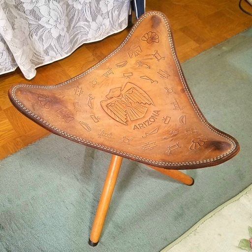引取先決定革製 アメリカンな椅子 ハンティングチェア 三角スツール (nmtr15) 杉並の椅子《チェア 》の中古あげます・譲ります｜ジモティーで不用品の処分