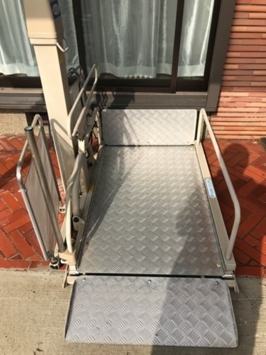 車椅子 昇降機  屋外