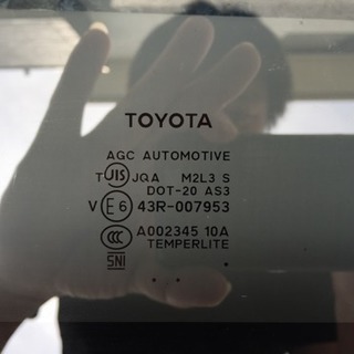 ハイエース4型右サイドウィンドウスライドガラス