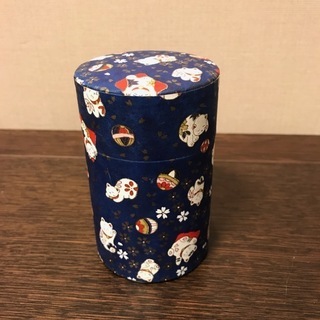 【無料】紺地にかわいい猫柄和紙の茶筒