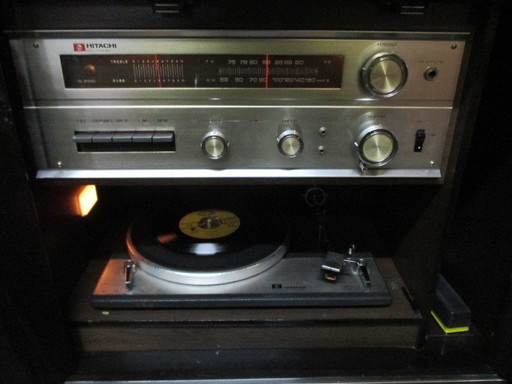 レトロなレコードプレイヤー・日立/据え置き型・スピーカー・ラジオ