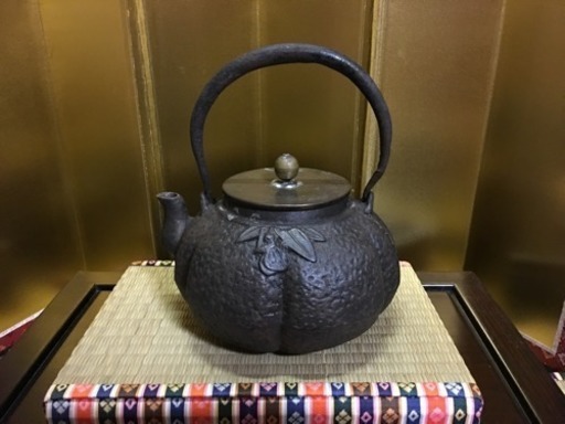 時代煎茶道具 三徳堂製 高肉石楠花文阿古陀形鉄瓶