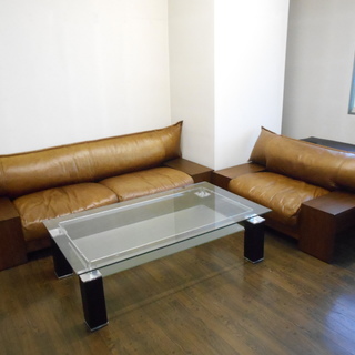 ロックストーン　ＫＩＺＡ　岩倉榮利　ソファー2点とＳＨＳガラスローテーブルのセット『美品中古』