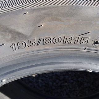 10月に新車から外した　ハイエース用　タイヤ　