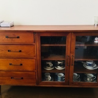 B-COMPANYビーカンパニー人気木製食器棚 ウォルナットブラウンガラス扉付き