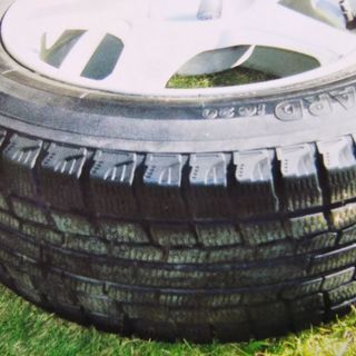 受け渡し完了【取引中】スタッドレスタイヤ★７割山あり★アルミホイール付き                            