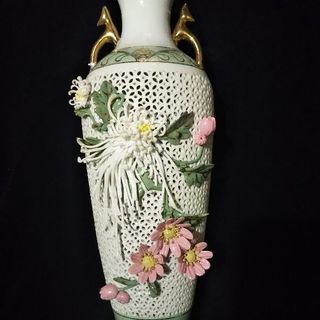 白磁・透かし彫飾り花瓶