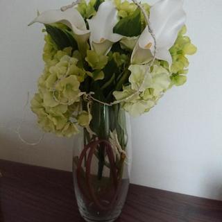 花瓶と切り花フラワーアレンジメント(造花)