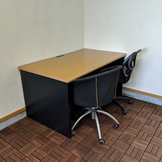 木製オフィスデスク（W1400×D800×H720）オフィスチェア2脚