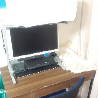 パソコンとパソコンデスクと椅子