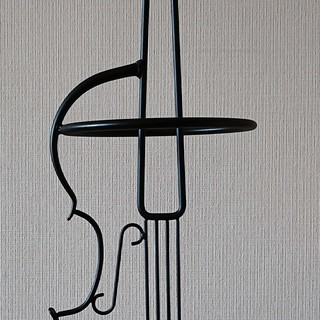 バイオリンの形をしたコンチェルト傘立て