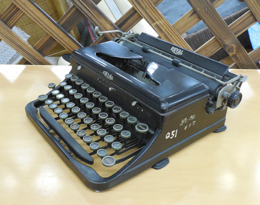 タイプライター ROYAL  アメリカ製 ブラック アンティーク/レトロ ロイヤル インテリアに 置物に ペイペイ対応 札幌 西区 西野