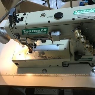 職業ミシン　扁平３本針　１００Ｖです。