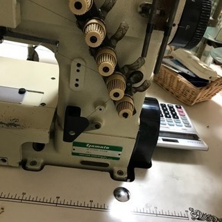 職業ミシン　扁平３本針　１００Ｖです。
