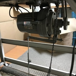 職業ミシン　扁平３本針　１００Ｖです。