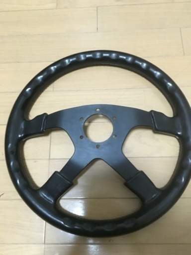 Momo ステアリング・ハンドル 直接取りに来れる方は1万円でお譲り致します momo ハンドル Momo ステアリング・ハンドル 直接取りに来れる方は1万