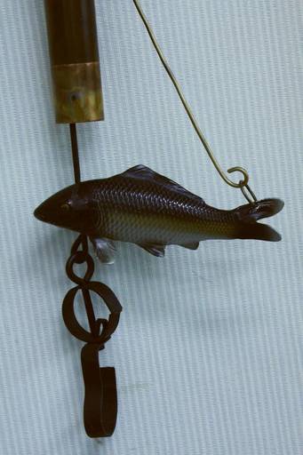 自在鉤　　鉄製の鯉の横木