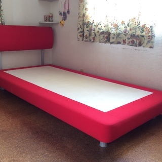 女性向きデザインのシングルベッド