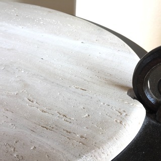 お洒落なデザイナーズベッドサイドテーブル｜天然大理石の天板｜輸入品｜アイアンフレームデザイン｜ヨーロッパ南仏スタイル｜お洒落テーブル｜サイドテーブル｜