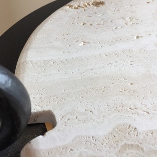 お洒落なデザイナーズベッドサイドテーブル｜天然大理石の天板｜輸入品｜アイアンフレームデザイン｜ヨーロッパ南仏スタイル｜お洒落テーブル｜サイドテーブル｜