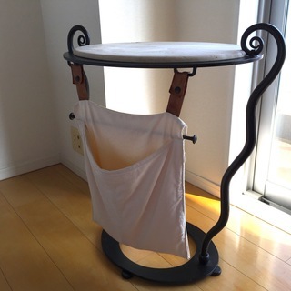 お洒落なデザイナーズベッドサイドテーブル｜天然大理石の天板｜輸入品｜アイアンフレームデザイン｜ヨーロッパ南仏スタイル｜お洒落テーブル｜サイドテーブル｜