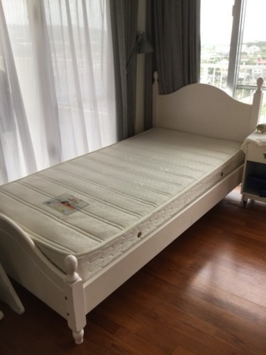 白いシングルベッド（マットレス付き）