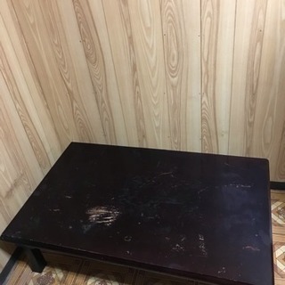 木製の四角テーブル