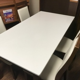 白のダイニングテーブルと椅子のセット