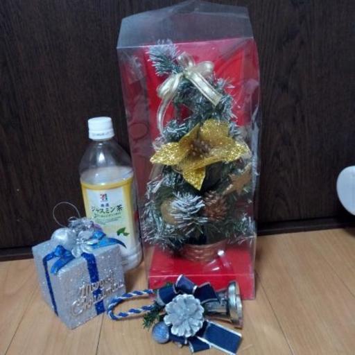 ２月６日削除　予定黄色のポインセチアをあしらったミニクリスマスツリー