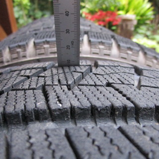 アルミホイル付きスタッドレスタイヤ４本 　205/60R16