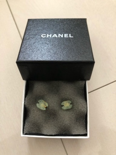 CHANEL ピアス 半透明黄緑