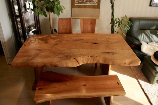 一枚板ダイニングテーブル(栃トチ)、ベンチ、無垢木の椅子二脚セット